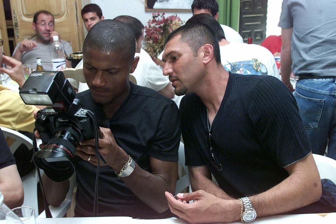 Llegó a España avalado por Rivaldo y en el Málaga vivió a la sombra de Catanha; el brasileño que se cayó varias veces regateando a sus rivales...