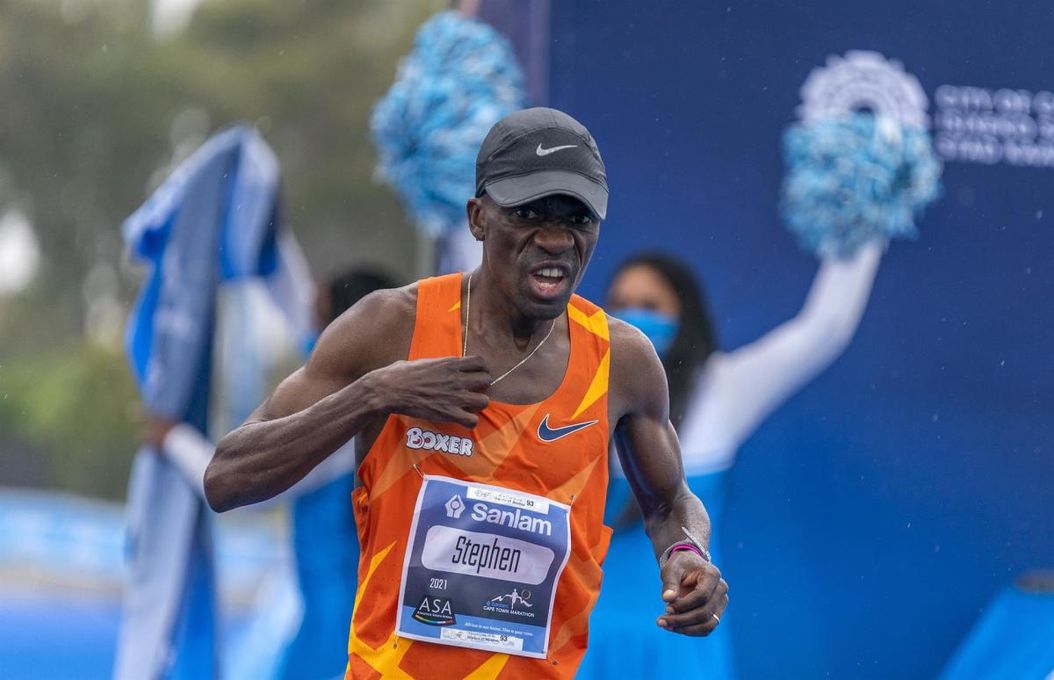 El sudafricano Mokoka bate el récord del mundo de 50 km con 2h40:13