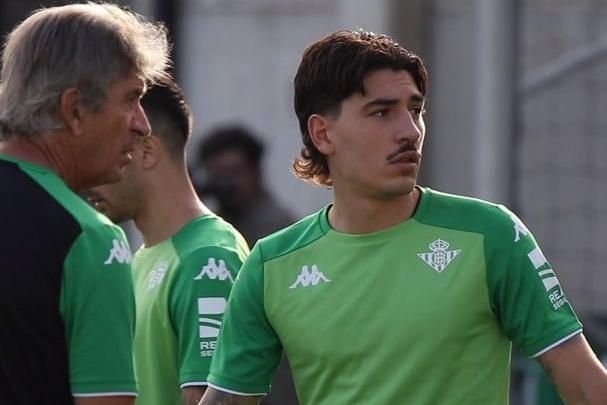 La semana en el Betis arranca con soluciones en los laterales pero con bajas muy relevantes