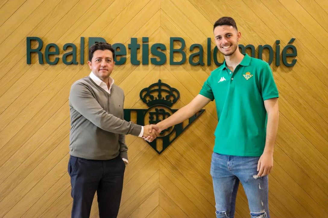 El Betis celebra el reencuentro con el gol de Raúl García anunciando su renovación