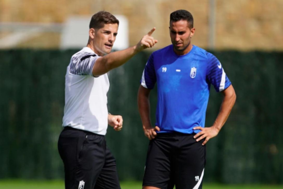 Ningún futbolista del Granada se despide públicamente de Robert Moreno