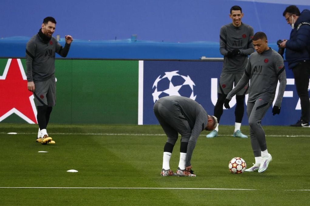 Mbappé se entrena y no se pierde detalle del nuevo Santiago Bernabéu