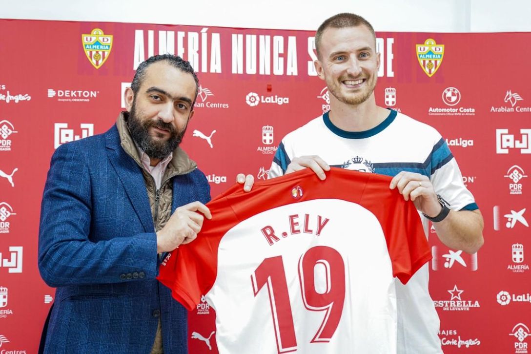 El Almería confirma que tras Ely irá al mercado a por otro central