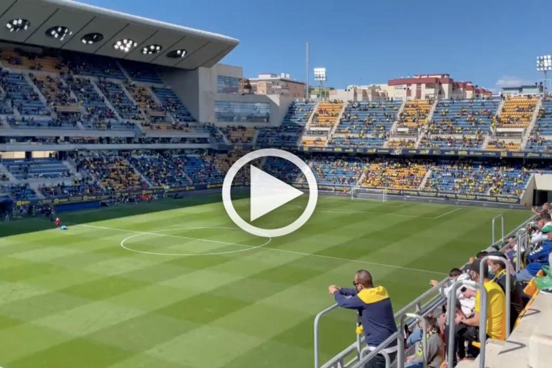"Se ha adaptado tan rápido que ya viene por el carril bici, con el 11 Oussama Idrissi", el show del nuevo speaker del Cádiz