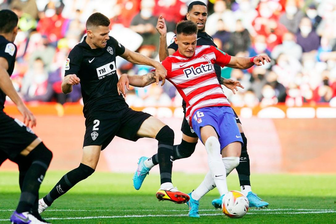 Granada 0-1 Elche: Los rojiblancos ven el precipicio más cerca
