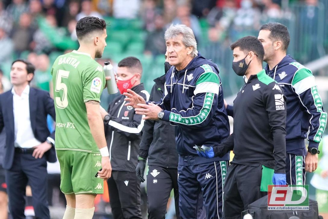 Pellegrini da una da cal y otra de arena a Fekir y traslada al colectivo arbitral el debate de la expulsión que dejó al Betis con diez