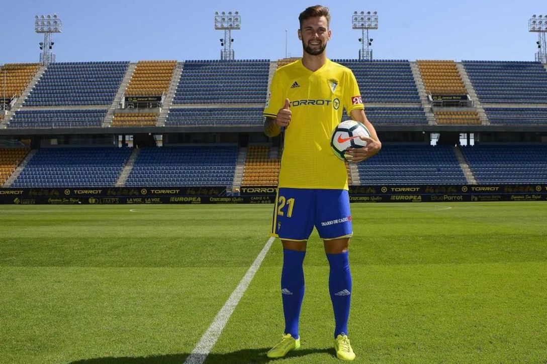 Carrillo, el canterano del Sevilla que "no tiene gol" para el Cádiz y ahora se sale en Segunda...