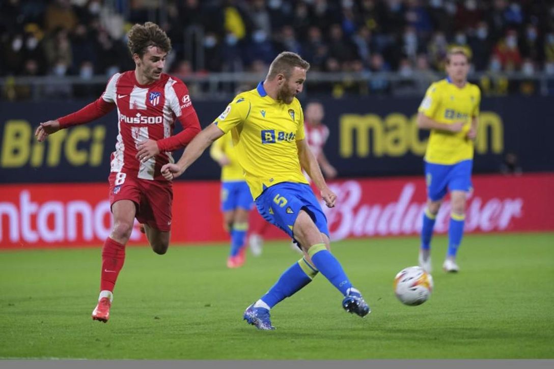 Haroyan, de la titularidad al ostracismo y su continuidad en el Cádiz sigue en el aire...