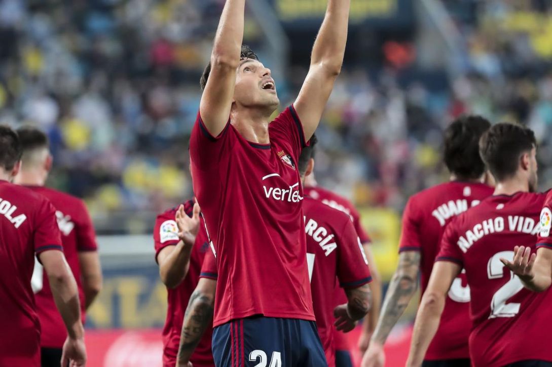 Tras renovar al Chimy Ávila, Osasuna lucha por retener a un baluarte que está en la agenda del Sevilla