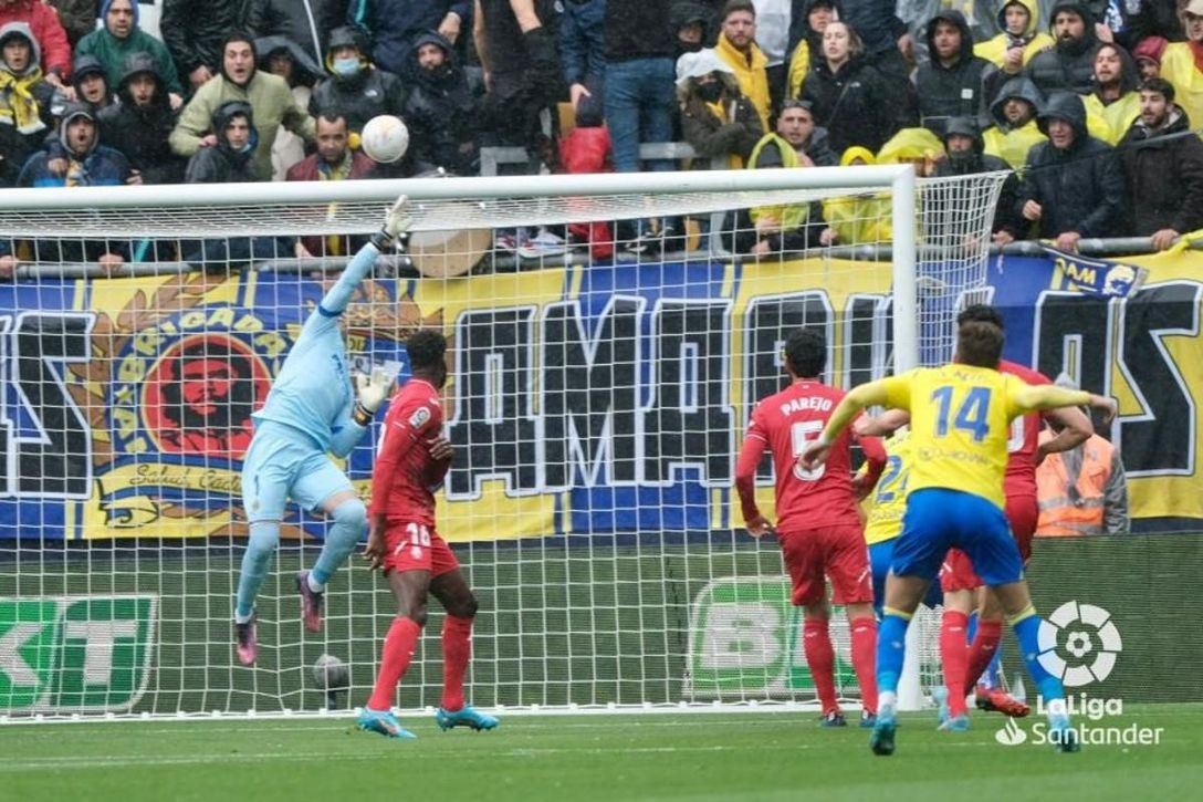 Cádiz 1 - 0 Villarreal: Un superlativo Cádiz vence en el descuento y sale del descenso