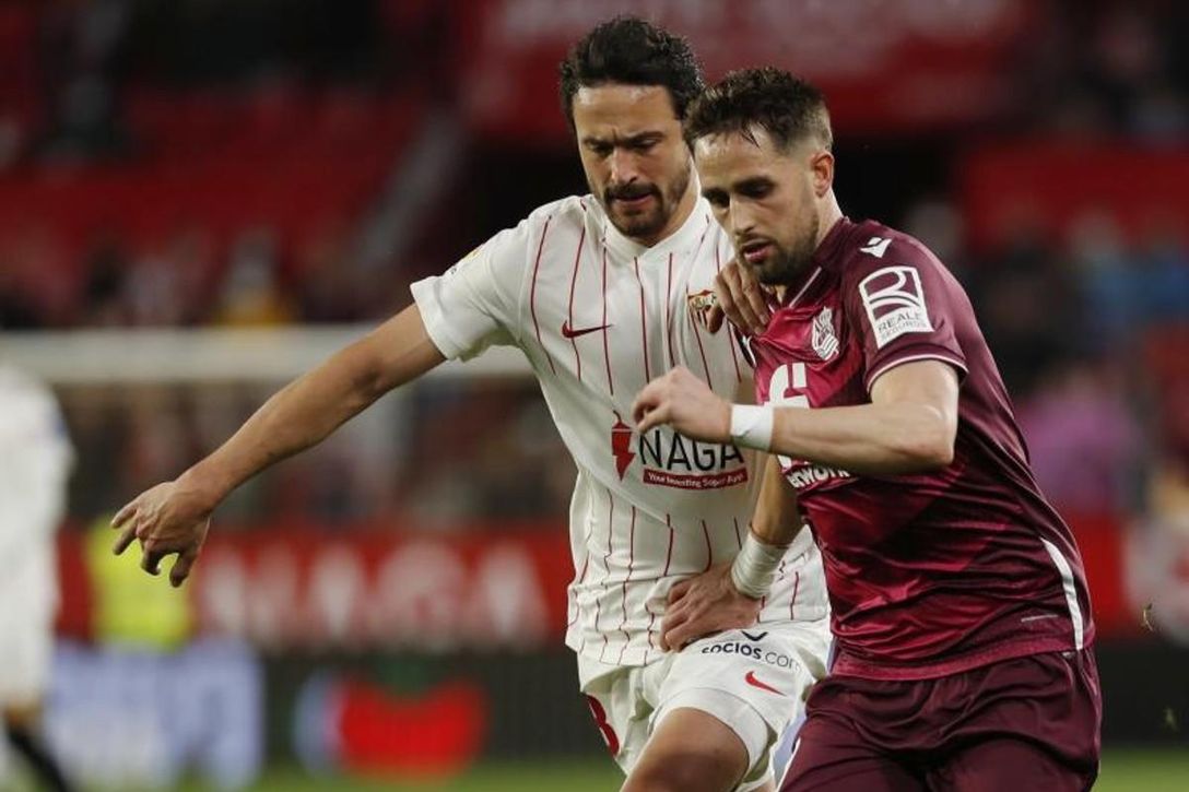 Negoció en enero con Sevilla y Nápoles, llegó a un 'acuerdo' de renovación con la Real... Y ahora pide más