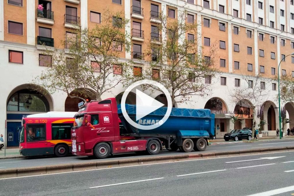 Centenares de camiones colapsan el centro de Sevilla