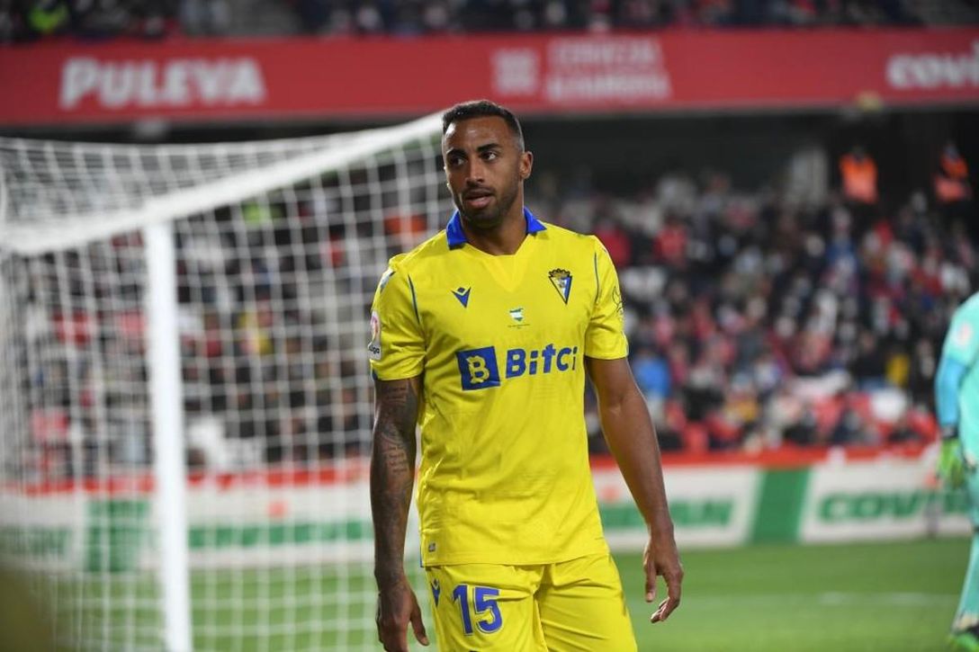 Akapo sigue sin tener noticias del Cádiz para tratar su renovación