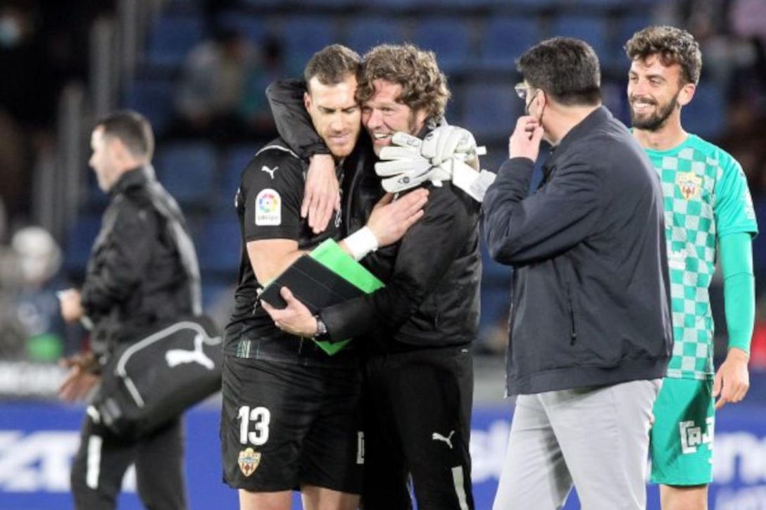 Fernando responde a las críticas con una exhibición bajo palos