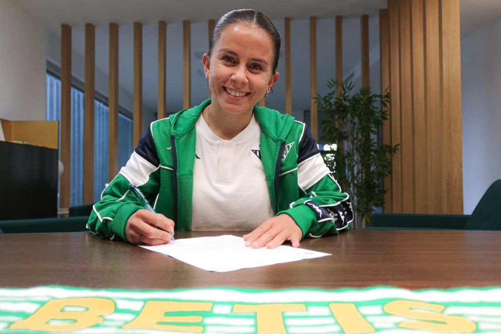 Paula Perea firma su renovación con el Real Betis hasta 2024