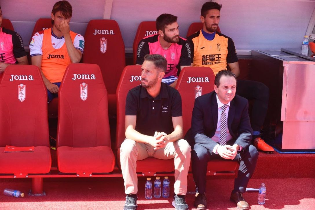 Dirigió un partido en liga al Granada y ahora va a entrenar a Andrés Iniesta