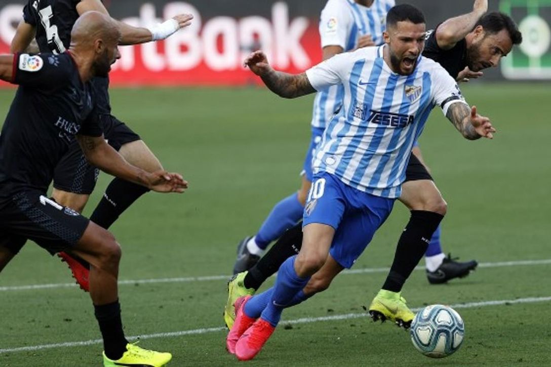 La locura en el último Málaga-Huesca: Dos penaltis, dos rojas y primer partido post COVID