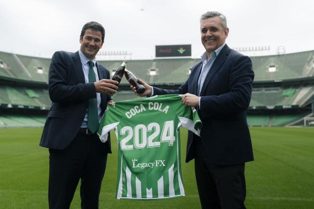 El Real Betis y Coca Cola Europacific Partners renuevan su vinculación hasta 2024