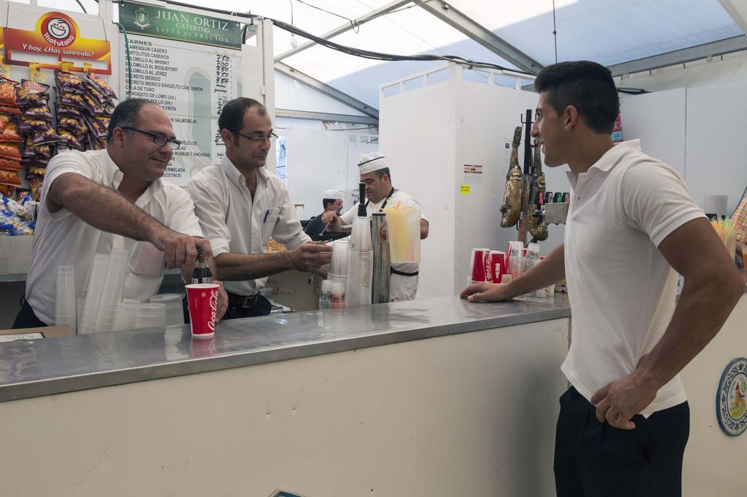 La oferta de trabajo para ser camarero en la Feria de Abril que ha indignado a todos