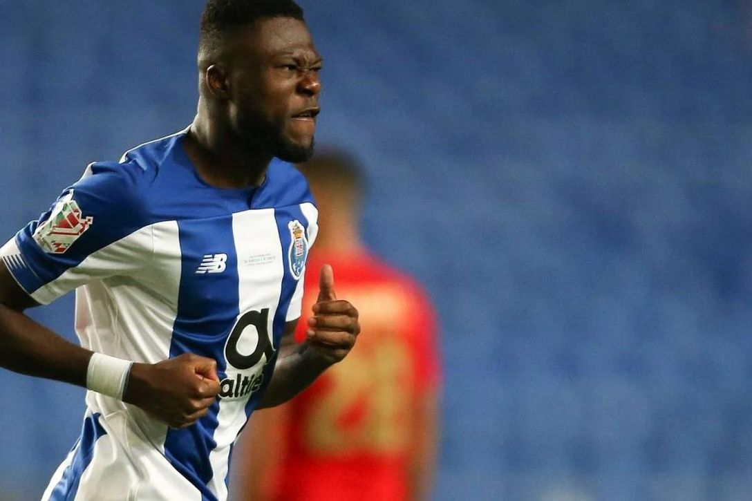 A Mbemba, vinculado al Betis, le crecen las opciones