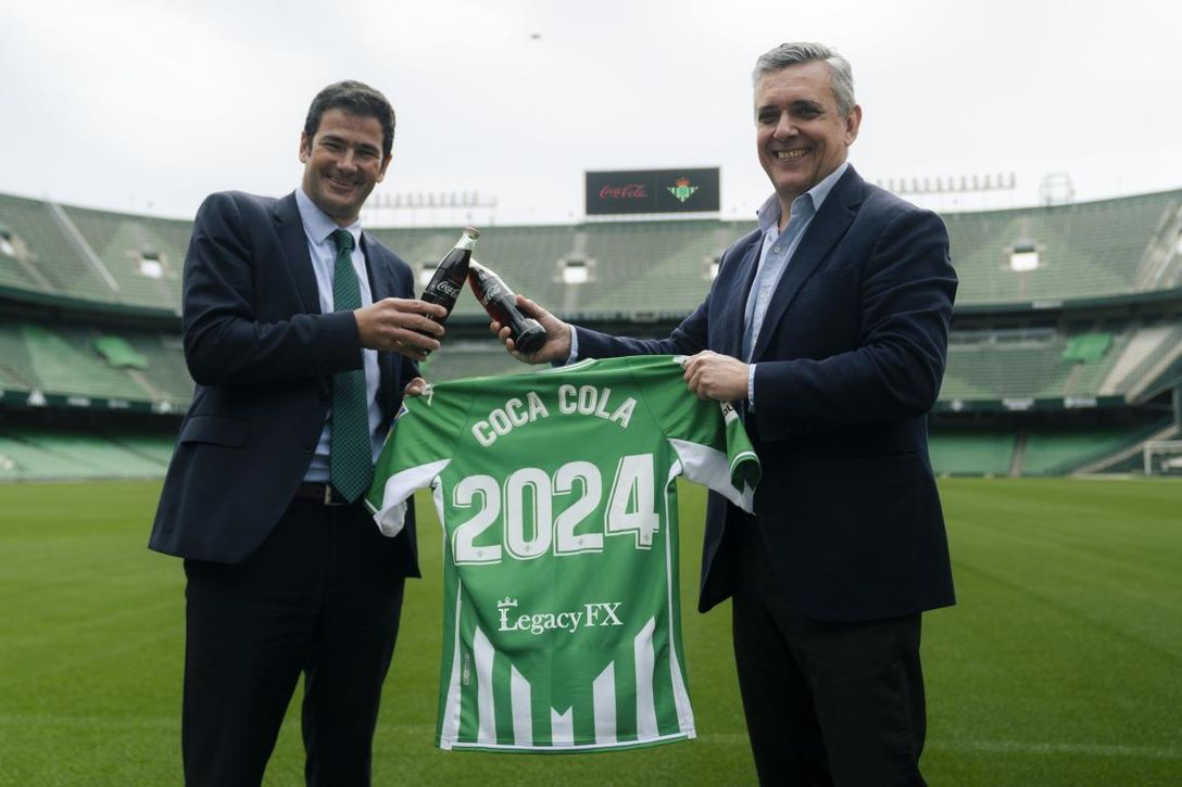 El Real Betis y Coca Cola Europacific Partners renuevan su vinculación hasta 2024