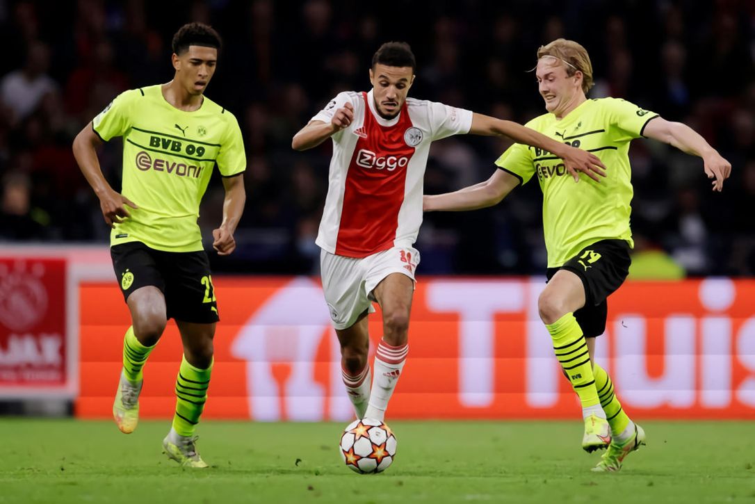 Las cifras de la oferta del Bayern Munich a Mazraoui que dificultan su fichaje por el Barcelona