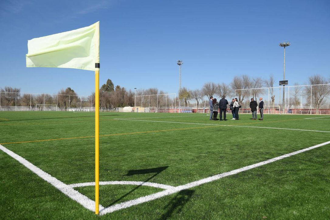 Inversiones para renovar el césped artificial y el parquet de varios centros deportivos municipales