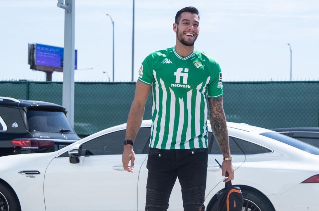 Willy Hernangómez presume de camiseta del Betis por New Orleans