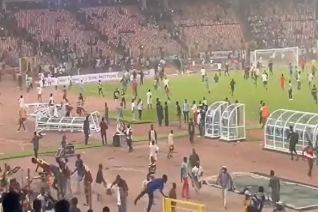 La invasión de los aficionados nigerianos, con Sadiq en el campo, que ha causado muertos