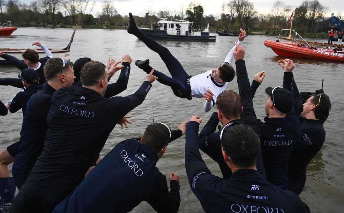 La Universidad de Oxford gana la regata de remo en el Támesis