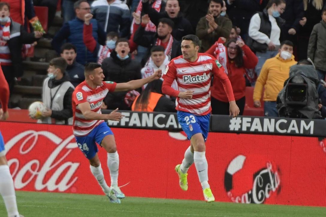 Granada 2-2 Rayo Vallecano: Los rojiblancos rescatan un punto en medio de la locura