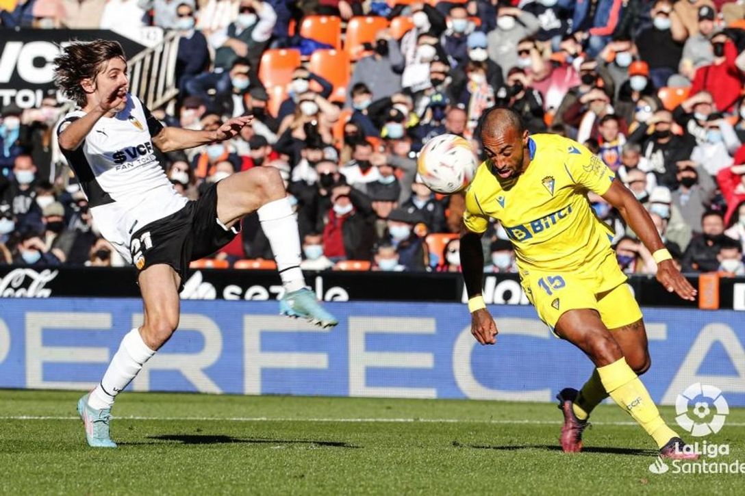 Valencia 0 - 0 Cádiz: Un punto para seguir creciendo