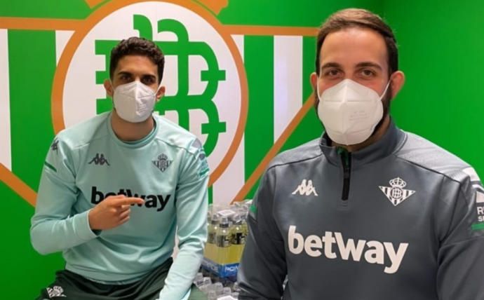 El Betis se hace viral a cuenta de la Covid-19 y el fin de las mascarillas en interiores