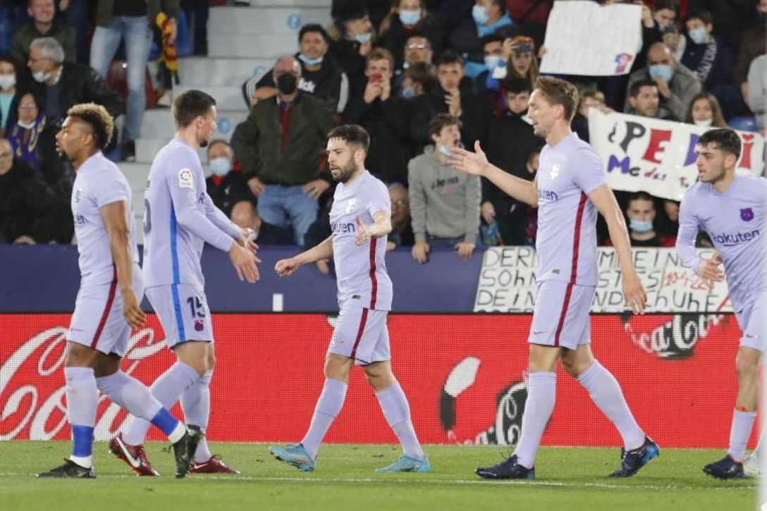 Fuego amigo para el Sevilla y bendición para el Barcelona