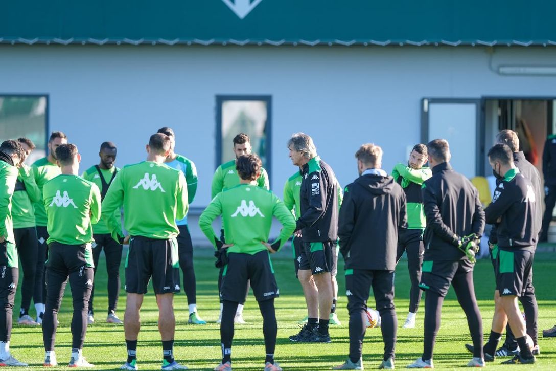 El Betis vuelve al trabajo y Pellegrini recupera dos importantes efectivos para visitar a la Real Sociedad