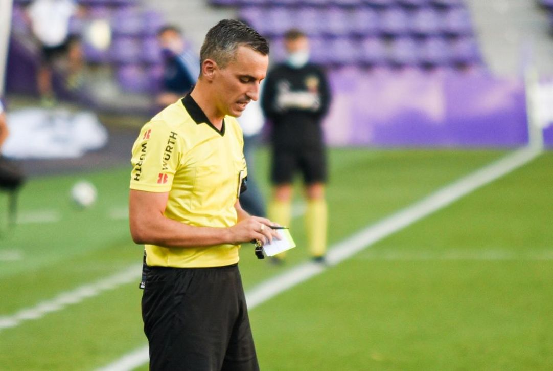 Cambio de árbitro para el Barcelona - Cádiz