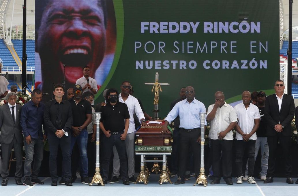 Con rosas blancas y música, aficionados colombianos dan el último adiós a Freddy Rincón
