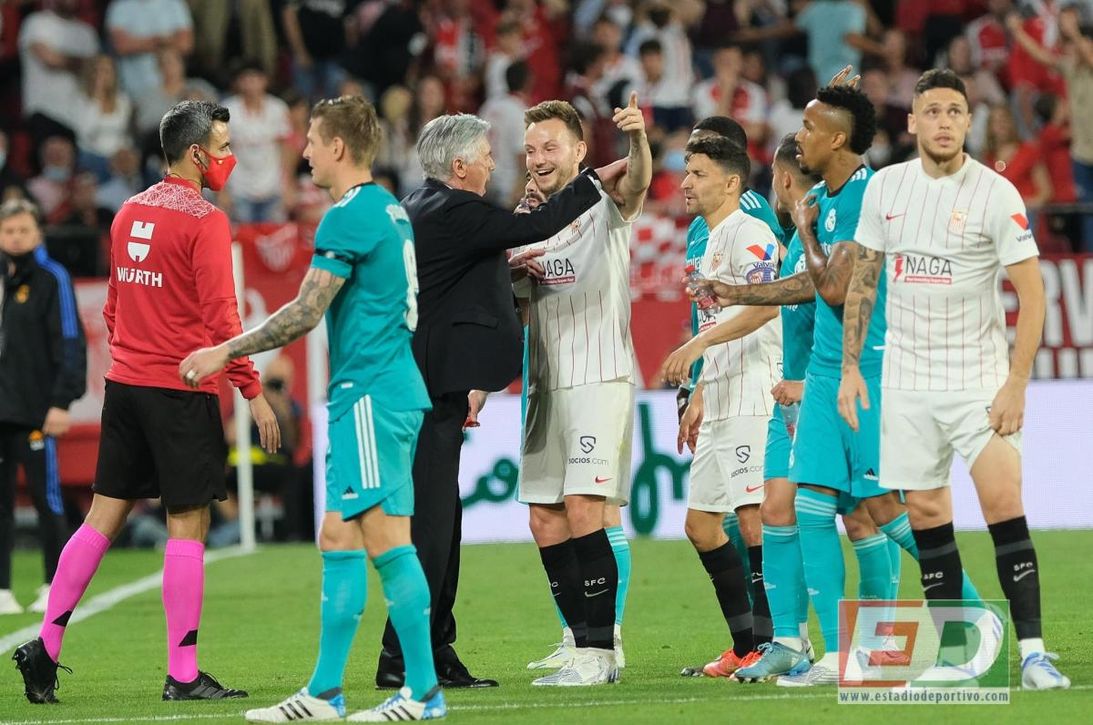 Ancelotti y Butragueño piden penalti de Diego Carlos y gol de Vinicius