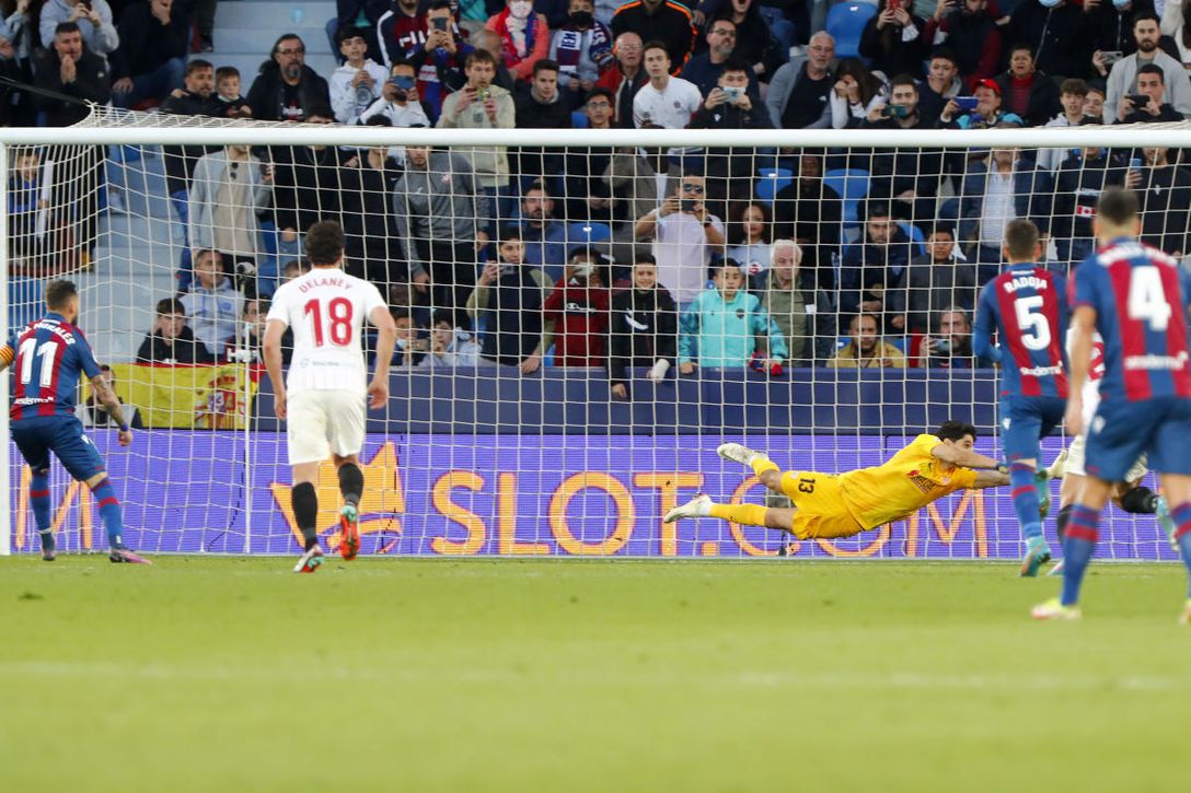 Bono culmina su semana inolvidable con el Sevilla FC