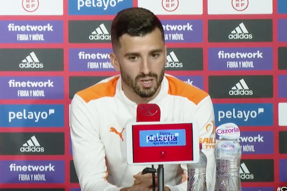 Gayà, dolido por las palabras de Pellegrini, contesta al entrenador del Betis, pero recula con los árbitros