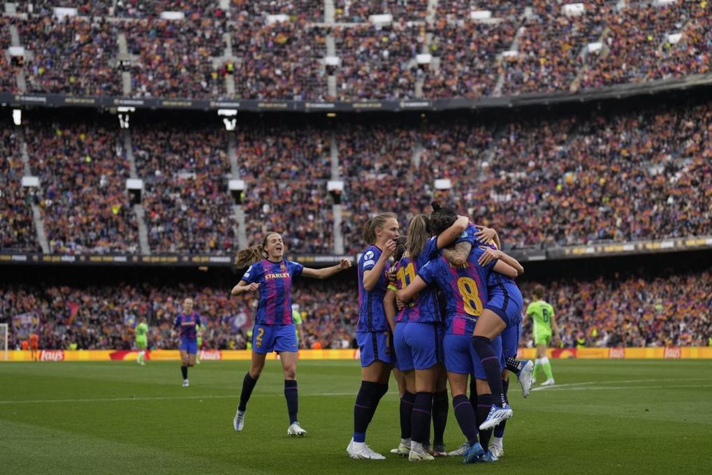 5-1. Otra tarde de récord en el Camp Nou deja al Barça con un pie en la final