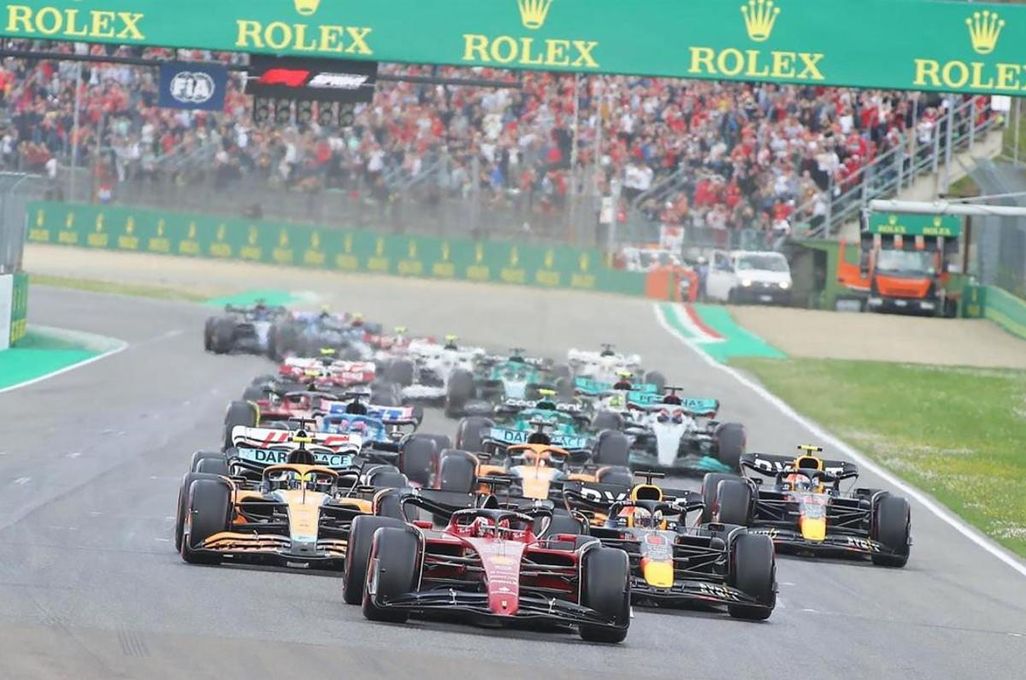 Verstappen gana el esprint, Sainz remonta y Alonso... vuelve a pinchar