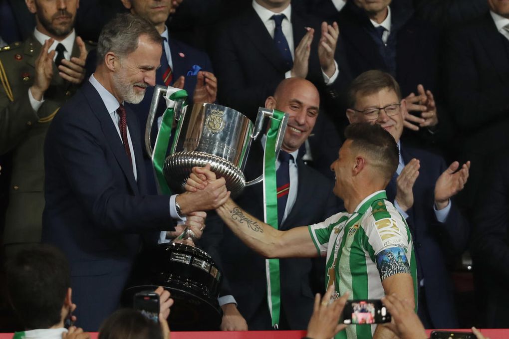 El Sevilla FC felicita al Betis por su título de Copa del Rey