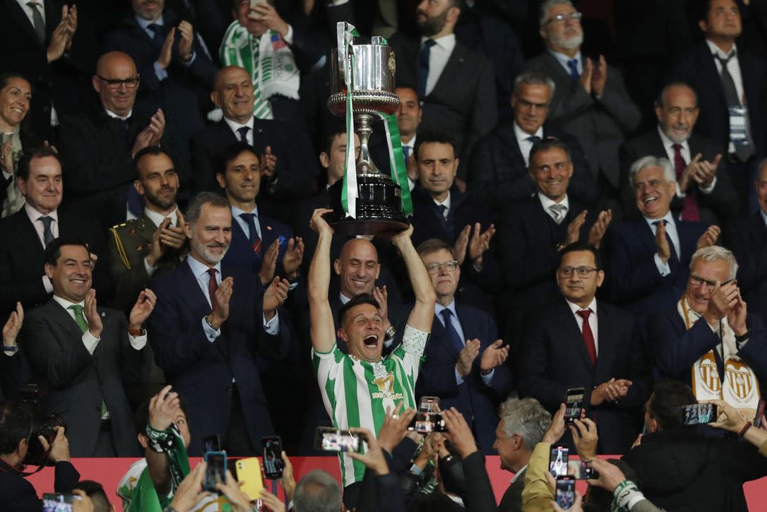 Real Betis 1-1 Valencia (5-4): Miranda rubrica la Tercera, labrada con suspense, sudor y lágrimas