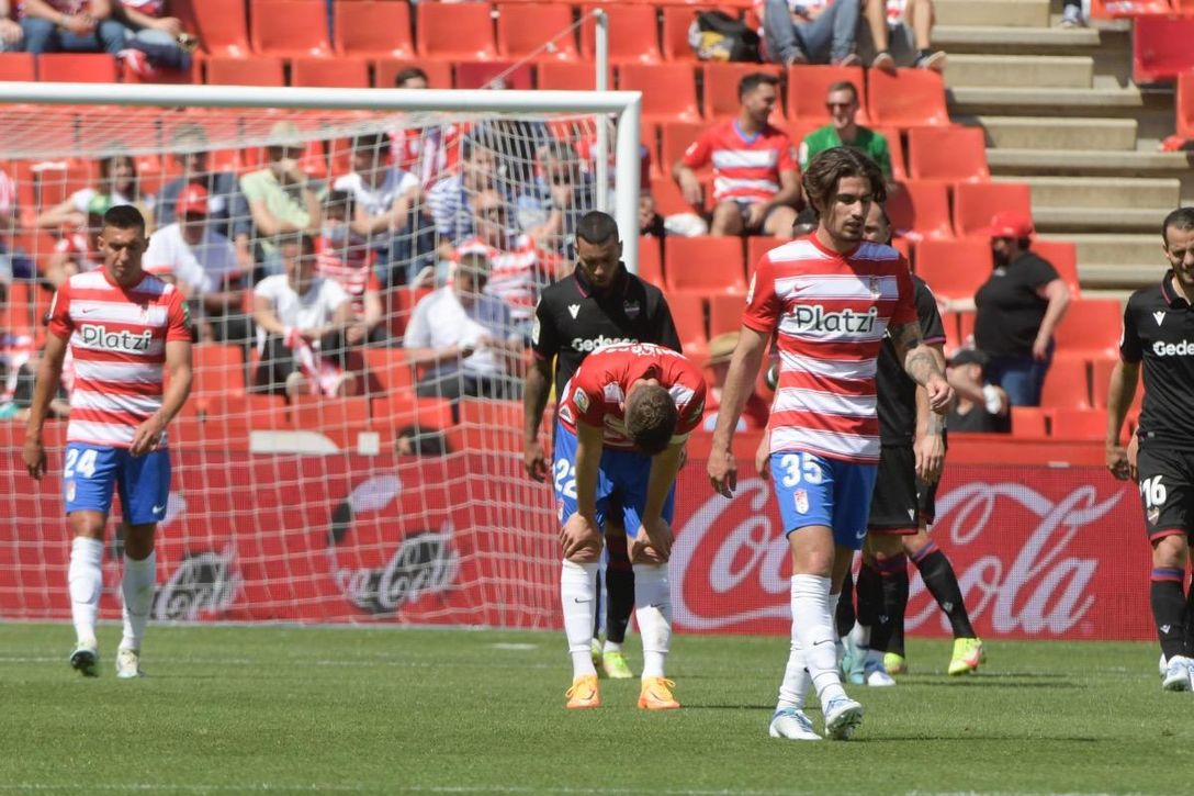 En descenso siete meses y tres entrenadores después