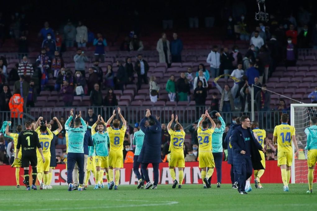 La afición del Cádiz no se rinde: largas colas para conseguir entradas contra el Sevilla