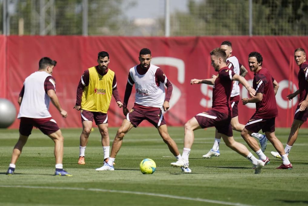El Sevilla vuelve al trabajo y Lopetegui mira a su delantera