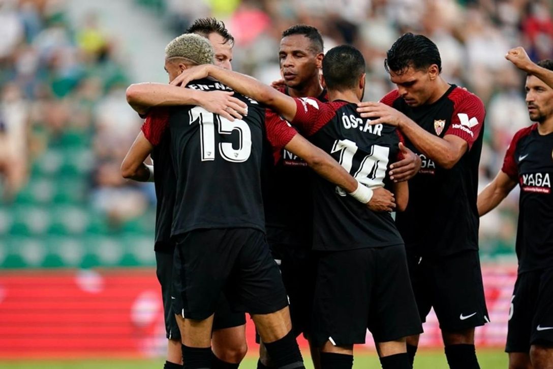 El jeque Al-Thani se lía y felicita a un sevillista por el título de Copa del Rey ganado por el Betis