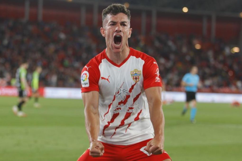 Almería 1-0 Sporting: Curro da tres puntos sobre la bocina