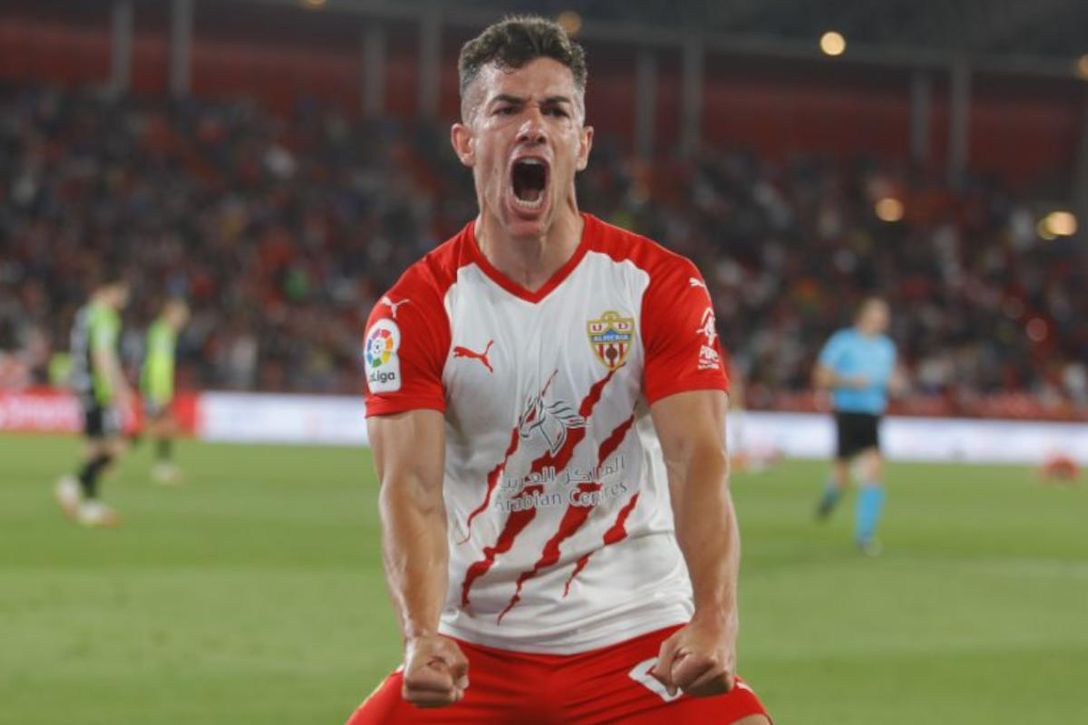 Almería 1-0 Sporting: Curro da tres puntos sobre la bocina